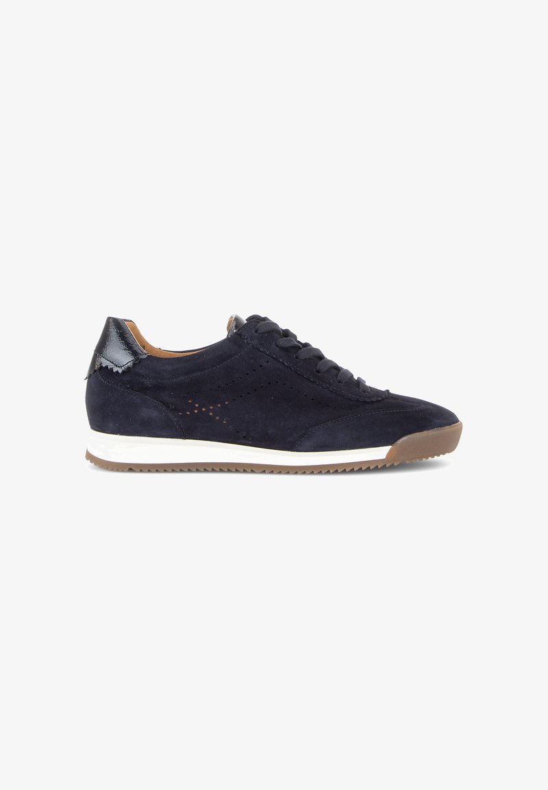 Baskets en daim bleu marine avec semelle en caoutchouc, présentant un design perforé sur les côtés, des lacets ton sur ton et un accent en cuir au talon. Semelle intermédiaire blanche.