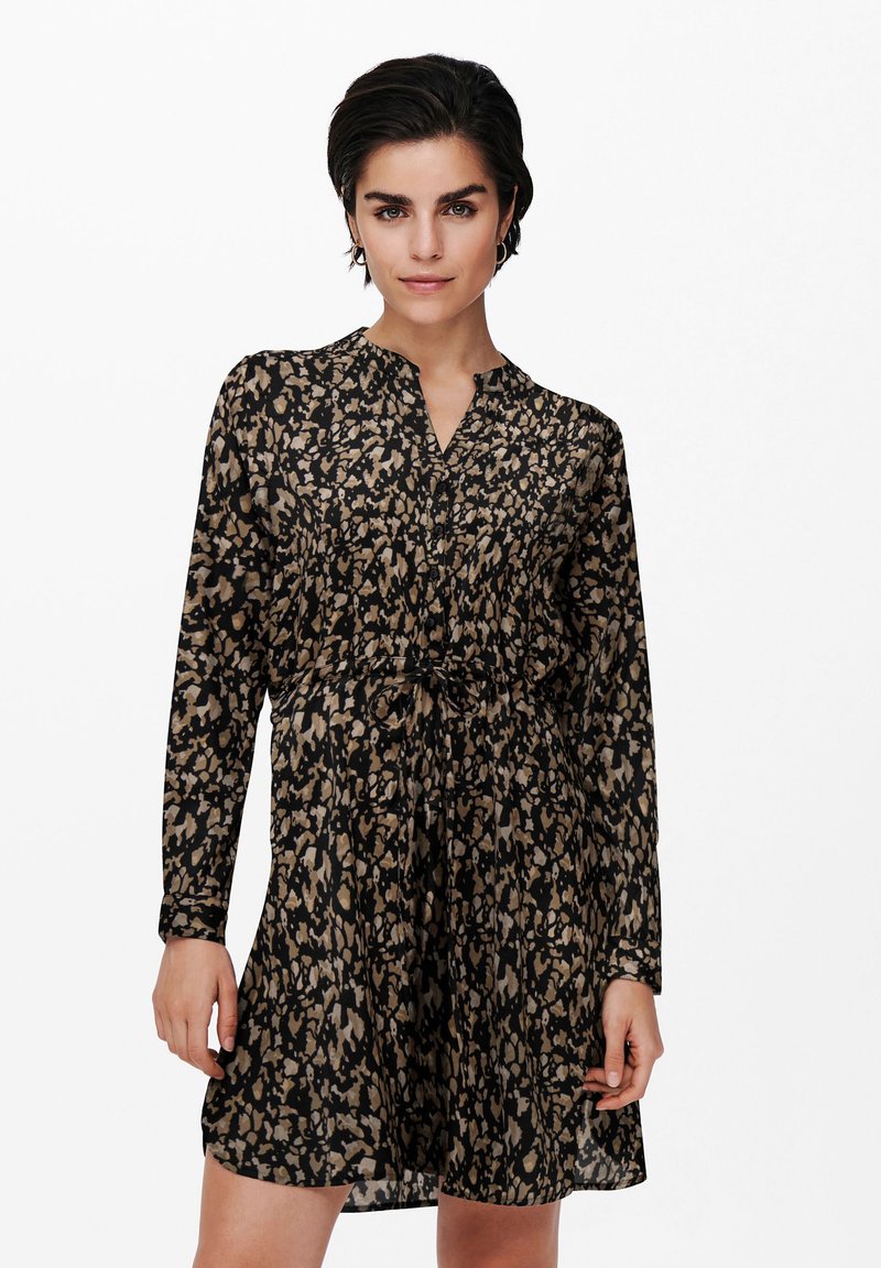 Schwarzes Kleid mit einem beige- und braunfarbenen abstrakten Muster, langen Ärmeln, einem V-Ausschnitt und einem Kordelzugbund für eine verstellbare Passform.