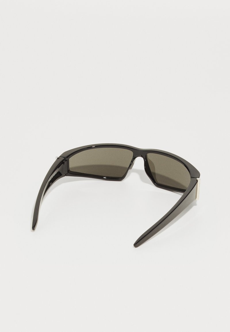 Occhiali da sole neri con montatura angolare, lenti scure e finitura lucida. Presentano aste sottili e dettagli metallici sui lati.