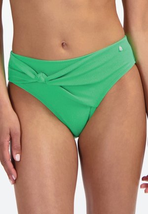 Zelené bikiny s vysokým pasem a uzlem vpředu, nošené osobou, která ukazuje střední část těla a horní části stehen.