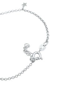 Bracciale in argento con maglie rotonde, chiusura a moschettone e ciondolo a forma di stella decorativa. Contrassegnato con "925" per la qualità dell'argento sterling.