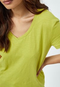 Desires DEDANNON TEE - Základné tričko - pear green