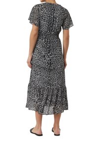 Maxikleid aus leichtem, transparentem Stoff mit einem grau-schwarzen Leopardenmuster, kurzen, schwingenden Ärmeln, smockiertem Taillenbereich und gestuftem, Rüschensaum.