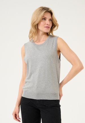 Un haut en tricot sans manches de couleur gris clair avec un col rond et des finitions côtelées. Le tissu semble doux avec une texture lisse. Aucun motif ni accent visible.
