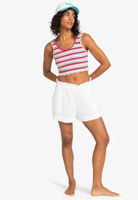 Gestreepte crop tanktop in roze, blauw en wit, gecombineerd met witte geweven shorts met een elastische tailleband en een gerafeld zoom.