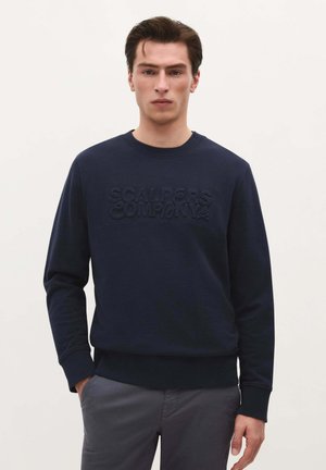 Marineblauwe sweatshirt met ronde hals en lange mouwen, voorzien van een reliëf "SCALPERS COMPANY" logo op de voorkant. Zachte stof met een soepele textuur.