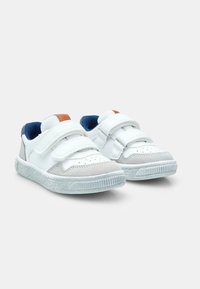 Baskets blanches avec des brides Velcro, dotées d'accents en daim gris, d'une semelle en caoutchouc texturée et d'une doublure intérieure bleue.