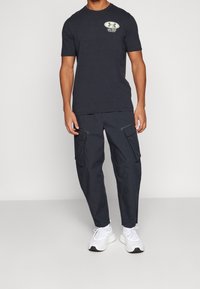 Under Armour Camiseta estampada - black
