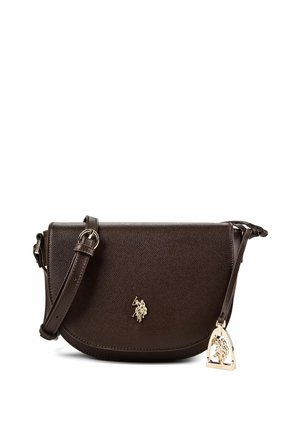 Bolso bandolera de cuero marrón oscuro con un logo de caballo dorado y un charm de estribo dorado colgando de la hebilla de la correa.