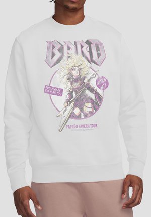 Person trägt weißen Sweatshirt mit Grafik eines blonden Rockmusikers, der eine E-Gitarre hält und den Text "Bard," "Wir sind gekommen, um zu feiern," und "Faerûn Tavern Tour."