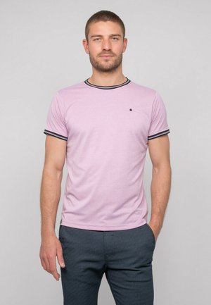 T-shirt rose clair à manches courtes avec bord noir au col et aux manches, dotée d'une petite poche poitrine et d'un détail de logo subtil.