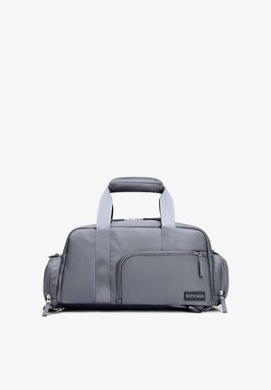 Szara miękka torba podróżna z tkaniny z dwoma uchwytami, przednią kieszenią na zamek, bocznymi przegródkami oraz metką marki Wittchen na białym tle.