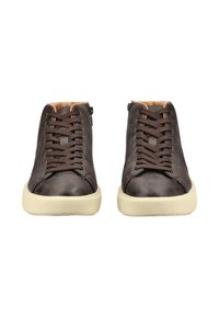 Hnědé kožené vysoké tenisky s hnědými tkaničkami, béžovými gumovými podrážkami a bočními zipy, s hladkým povrchem a minimalistickým designem.