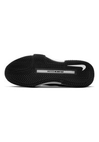 Scarpa da ginnastica nera con suola in gomma testurizzata caratterizzata da un motivo a zigzag, logo Nike bianco e ammortizzazione Air Zoom trasparente.