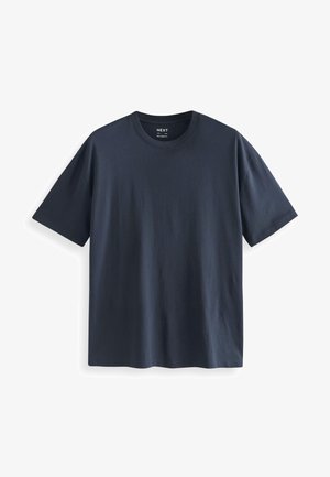 Temno modra bombažna majica s krožnim izrezom, kratkimi rokavi in sproščenim krojem. Gladka tekstura brez vidnih vzorcev ali dodatkov.