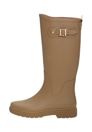 Tan rubberen regenlaarzen met een glad oppervlak, een gebogen vorm, een decoratieve gouden gesp en een gestructureerde zool voor betere grip.