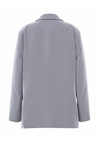 Pelēks žakets ar strukturētu apkakli, taisnu piegriezumu un garām piedurknēm. Gluda, nedaudz teksturēta auduma bez redzamiem aparatūras vai rakstiem.