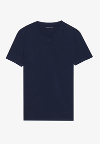 Tricou bleumarin cu decolteu în V, fabricat dintr-un material de bumbac moale. Mâneci scurte, cusături plate și fără modele sau accente vizibile. Design simplu și clasic.