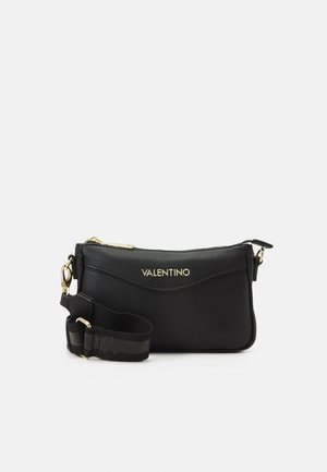 Borsa a tracolla nera in pelle con finitura texturizzata, hardware dorato e logo. Presenta una tracolla regolabile e chiusura con zip.