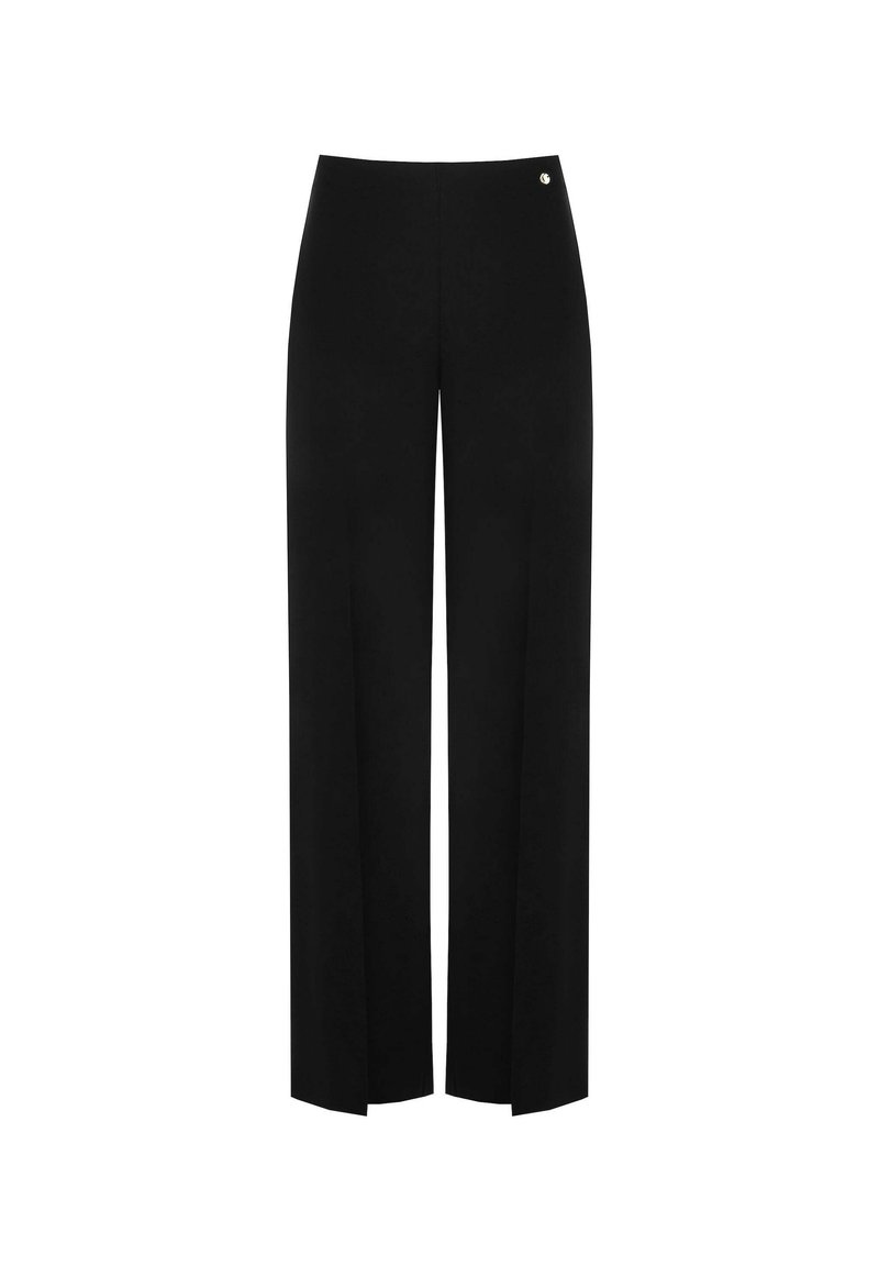 Pantalons larges noirs en tissu lisse, présentant un détail de fente sur le devant et un petit accent métallique au niveau de la taille.