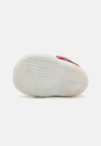 Sko såle med en teksturert hvit gummidesign, med et rutenettmønster og en lett krumming, uten synlig merkevare eller tilleggdetaljer.