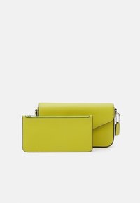Set di borse in pelle verde lime, composto da una borsa a tracolla più grande con una pochette con zip. Esterno testurizzato, dettagli neri a contrasto e minuteria in argento.