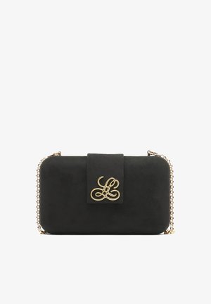 Bolso de mano de ante negro con herrajes dorados, que cuenta con un cierre a presión y un logo en relieve. Correa de cadena adjunta para usar en bandolera.