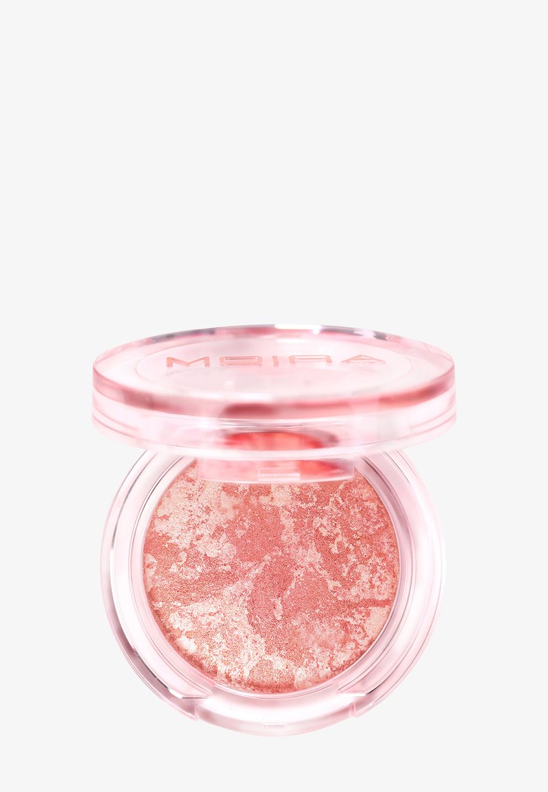 Blush compact rond à motif marbré rose avec un couvercle en plastique rose translucide partiellement ouvert sur fond blanc.