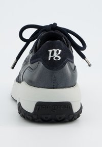 Baskets en cuir et maille bleu marine avec fermeture à lacets, col rembourré et semelle intermédiaire blanche contrastante. Présente le logo "pg" en argent au niveau du talon.