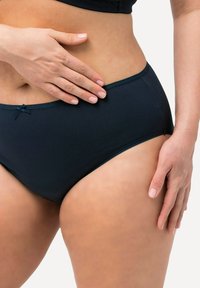 Kraftigt marinblå högmidjade panties i bomull med en slät yta, prydda med en liten rosett vid midjan och en åtsittande design.