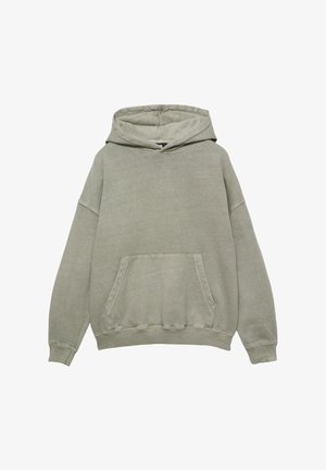 Hanorac gri supradimensionat dintr-un material moale, cu o buzunar frontal, manșete cu bordură și glugă cu șnur. Design simplu și neîmpodobit.