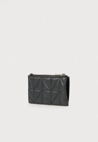 Fekete, steppelt bőr tárca geometrikus mintával, cipzáras záródással és keskeny, téglalap alakú formával.