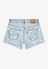 Σορτς από ανοιχτό μπλε τζιν με κεντήματα λουλουδιών που περιλαμβάνουν μαργαρίτες, με φθαρμένο τελείωμα και δύο πίσω τσέπες. Διαθέτει δερμάτινο λογότυπο στη μέση.