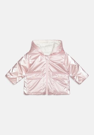 Veste en satin rose avec capuche, fermeture éclair, doublure blanche, deux poches devant et le nom de marque "BOSS" imprimé sur la poitrine.