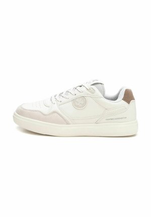 Zapatilla blanca que presenta materiales de cuero y ante, punta redonda, detalles perforados y suela de goma texturizada. Acento del logo redondo en el costado.