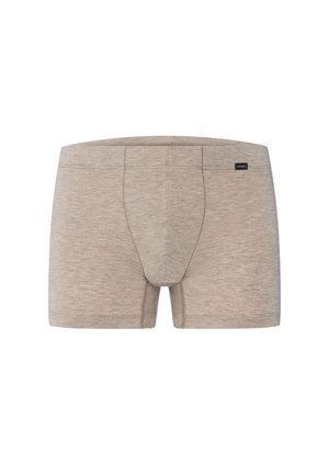 Beige herenboxershorts met een aansluitend ontwerp en een klein rechthoekig zwart merkmouwlabel aan de rechterkant van de tailleband.