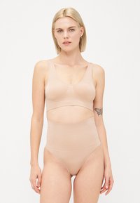 Beiges nahtloses Bralette und Hochbundunterhose-Set. Weicher, elastischer Stoff mit glatter Textur. Einfaches Design, keine sichtbaren Verschlüsse.