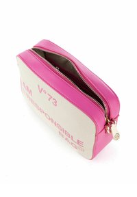 Borsa in tela e pelle rosa con cerniera, caratterizzata dalla scritta "AM V°73 RESPONSIBLE BAG" in grassetto rosa su un lato, tessuto testurizzato.