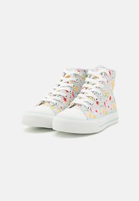 Tenisky s vysokým strihom a multicolor kvetinovým vrchom, bielym gumovým špičkou a podrážkou, s bielymi šnúrkami a dekoratívnym šitím.