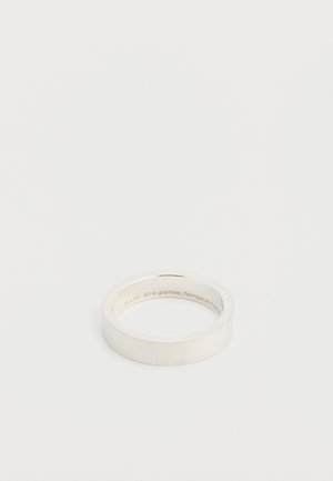 Hõbedane sõrmus sujuva, poleeritud viimistlusega, ümmargune bänd, tasased servad ja graveeritud tekst sisepinnal.