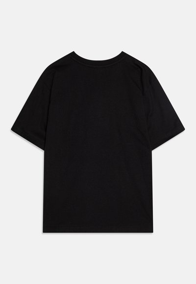 Camiseta de algodón negra con mangas cortas y escote redondo. Textura suave y corte casual, sin patrones ni acentos.