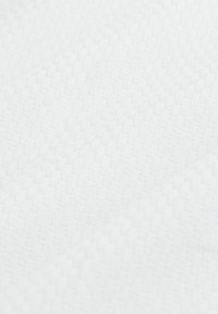 Weißer, strukturierter Stoff mit einem dezenten, erhabenen Rautenmuster. Glatte Oberfläche mit diagonalen Linien und einem sauberen, gleichmäßigen Erscheinungsbild.