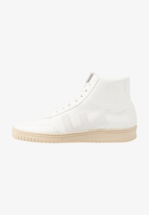 Zapatillas deportivas altas blancas con un acabado de cuero suave, que presentan un diseño tonal y suela de goma. Logo lateral en un tono ligeramente más oscuro.