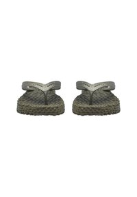 Een paar flip-flops met platte, geweven zolen in een gedempte groentint, met metallic, glinsterende banden met een golvend ontwerp.