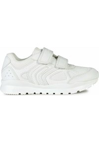 Zapatillas blancas con upper de cuero liso y malla, que cuentan con dos correas de Velcro ajustables, punta redondeada y suela de goma texturizada.