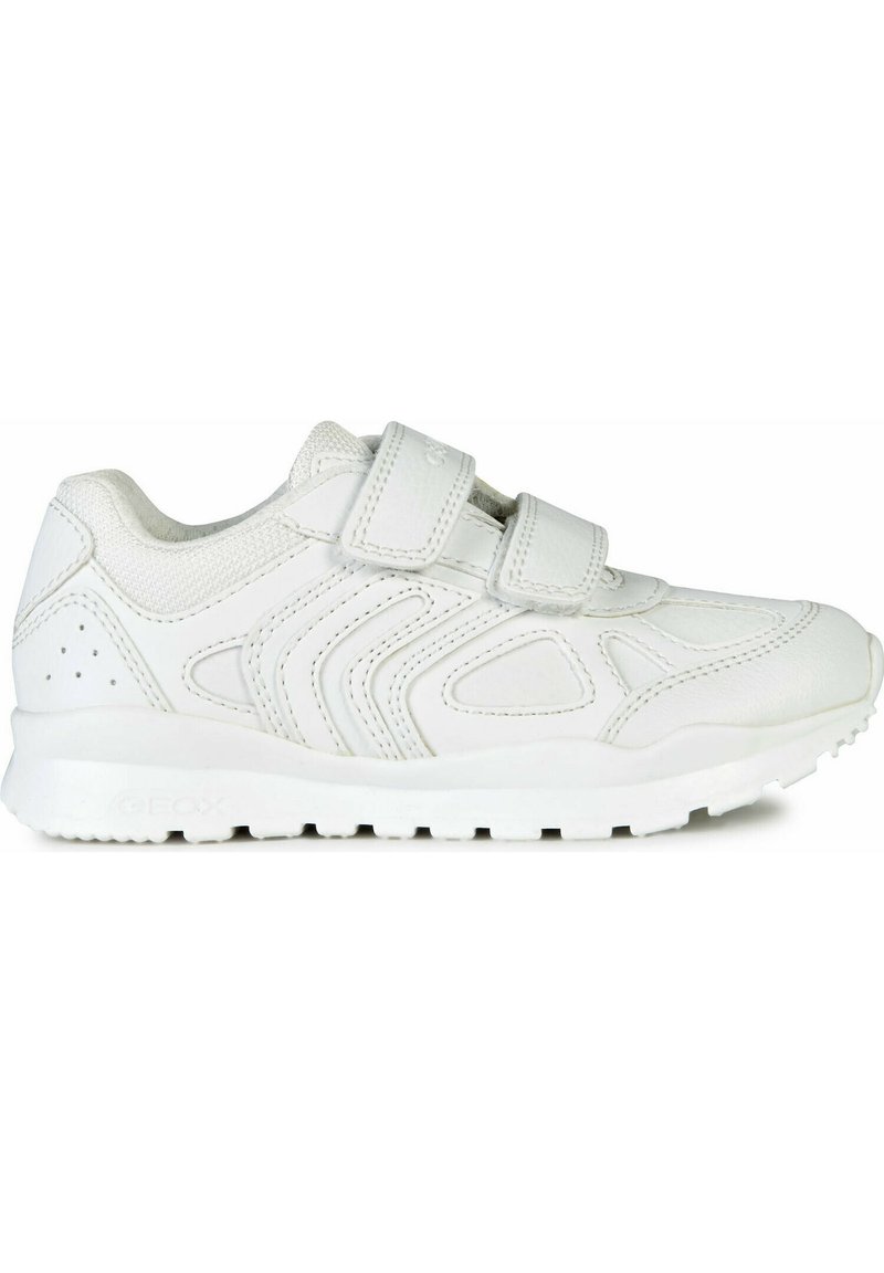 Zapatillas blancas con upper de cuero liso y malla, que cuentan con dos correas de Velcro ajustables, punta redondeada y suela de goma texturizada.