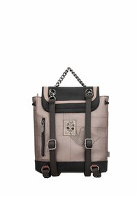 Mochila en material sintético beige y negro, con un acabado brillante, cremalleras, un asa de cadena y un logo de gato en el frontal.