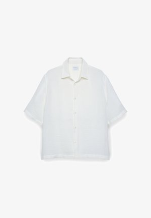 Weißes Hemd mit kurzen Ärmeln und Knopfleiste, mit klassischem Kragen, flach auf einem schlichten weißen Hintergrund dargestellt.