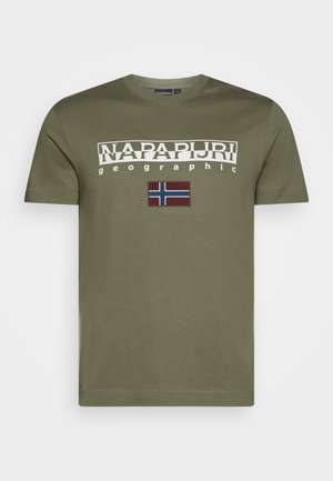 Oliivinvihreä lyhythihainen t-paita, jossa valkoinen "Napapijri geographic" teksti ja pieni norjalainen lippulappu rinnassa.