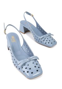 Jasnoniebieskie sandały na obcasie typu slingback z kwadratowym noskiem, perforowanym wzorem, małym akcentem w postaci kokardy i masywnym obcasem. Gładka tekstura i błyszczące wykończenie.